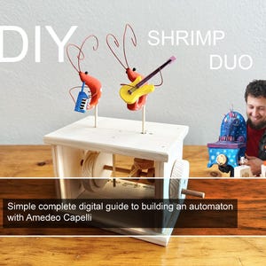 Könnte beinhalten: DIY Shrimp Duo Automatenprojekt. Das Bild zeigt einen Holzautomaten mit zwei Garnelenfiguren, die ein blaues Keyboard und eine gelbe Gitarre spielen. Der Text lautet: "Einfache, vollständige digitale Anleitung zum Bau eines Automaten mit Amedeo Capelli."