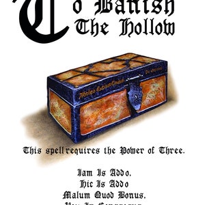 Peut inclure: Une boîte en bois fermée avec un motif bleu et or et un loquet en métal. La boîte est étiquetée "Aboleo Extium Covi" et "Du Extermind". Le texte "To Banish The Hollow" est écrit en noir au-dessus de la boîte. Le texte "This spell requires the Power of Three." est écrit sous la boîte. Le texte "Jam Is Add০, Hic Is Addo Malum Quod Bonus, Vox In Coussesus, Super Dico Nos" est écrit sous le texte.