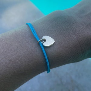 Pulsera Personalizada De Cordón Con Mini Corazón Inicial Grabada - Chapada En Oro