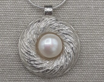 Designer Masterfully textured 925 Sterling silver Pearl pendant