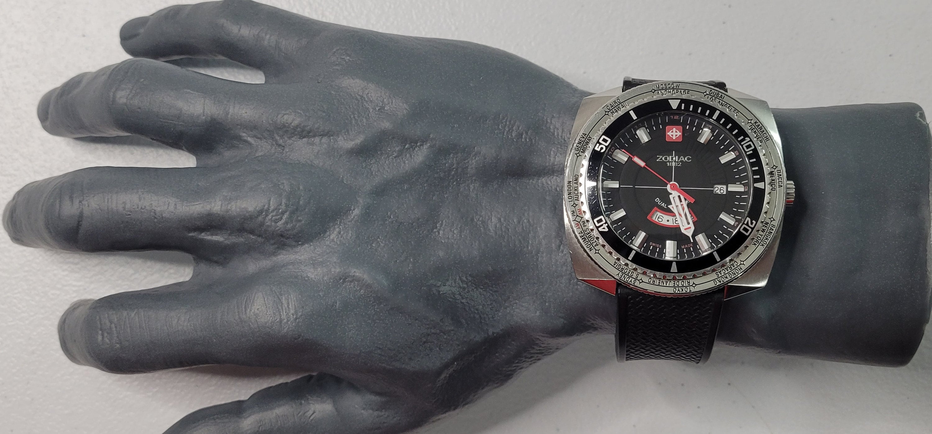 ︎素ㄘゃ Rare Zodiac Z03701 Super Dragon World Timer Swiss Quartz Men's