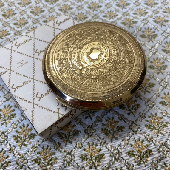 Vintage Gold Stratton Compact, Decorative Gilt Sc… - image 10