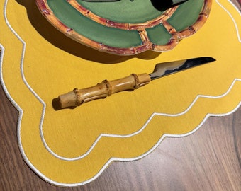 Gele geschulpte placematset | Geborduurde katoenen tafelmat | Housewarmingcadeau