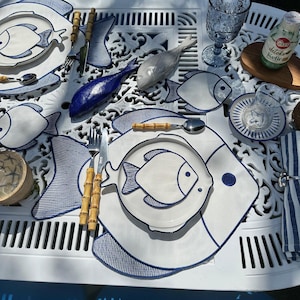 Manteles individuales para bodas costeras / Manteles individuales bordados / Decoración de mesa para bodas en la playa / Manteles individuales con peces / Manteles individuales con borde festoneado / Juego de mesa