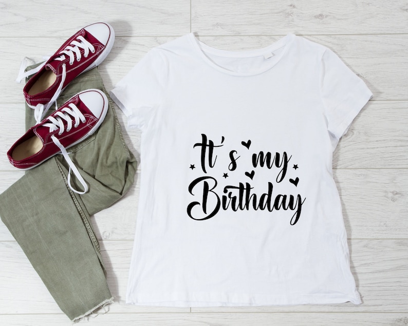 K&ouml;nnte beinhalten: Wei&szlig;es T-Shirt mit schwarzem Text, der "It's my Birthday" mit kleinen Herzen und Sternen um den Text herum sagt.