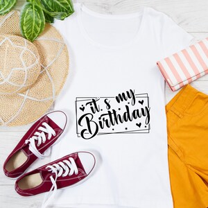 K&ouml;nnte beinhalten: Wei&szlig;es T-Shirt mit schwarzem Text, der "It's my Birthday" in einer dekorativen Schriftart mit Herzen und Sternen um den Text herum sagt.
