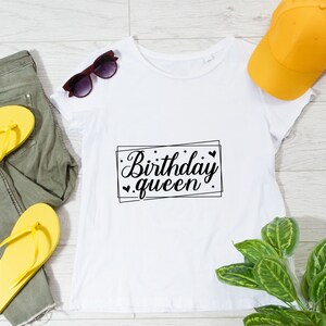 K&ouml;nnte beinhalten: Wei&szlig;es T-Shirt mit schwarzem Text, der "Birthday Queen" in einem Kasten mit Herzen sagt.