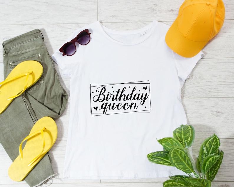 K&ouml;nnte beinhalten: Wei&szlig;es T-Shirt mit schwarzem Text, der "Birthday Queen" in einem Kasten mit Herzen sagt.