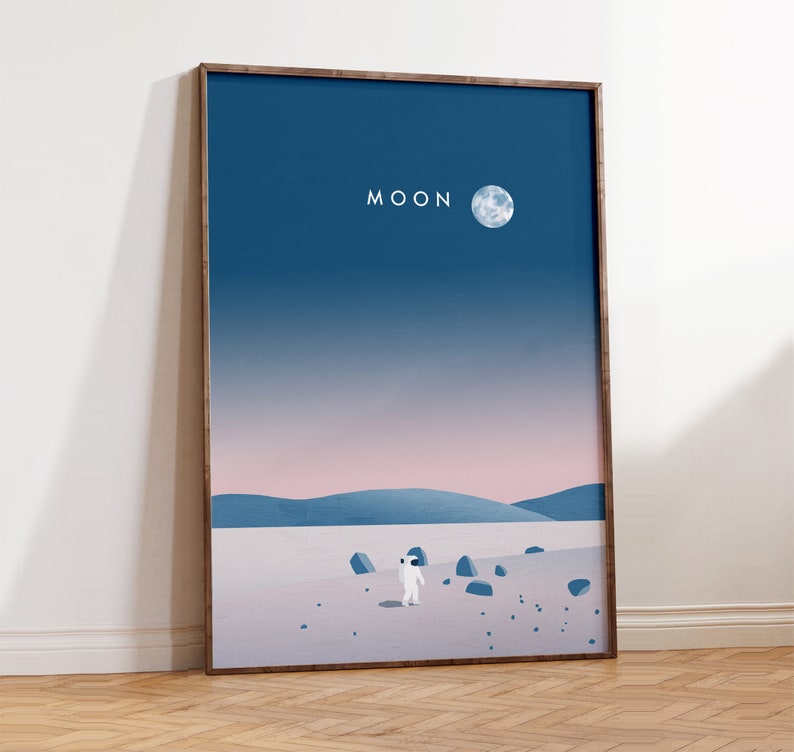 K&ouml;nnte beinhalten: Eine gerahmte Illustration eines Astronauten, der auf dem Mond steht, mit einem gro&szlig;en Vollmond am Himmel. Der Text "MOON" ist oben im Bild in Wei&szlig; gedruckt.