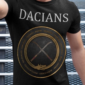 Dacia - Tribus dacias antiguas - Camiseta con el símbolo del draco y la hoz