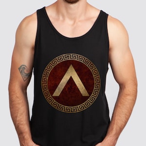 Könnte beinhalten: Ein schwarzes Tanktop mit einer goldenen und roten Grafik eines spartanischen Schildes mit einem griechischen Schlüsselrand.