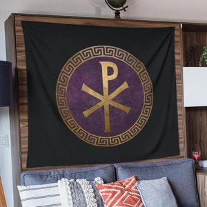 Può includere: Un arazzo nero con un simbolo dorato e viola al centro. Il simbolo è un cerchio con una croce all'interno e la lettera "P" in alto. Il cerchio è circondato da un motivo a chiave greca dorata.