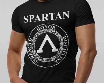 Może przedstawiać: Czarny T-shirt z białym nadrukiem przedstawiającym hełm spartański z napisami "Spartan", "Honor", "Siła" i "Dyscyplina" wokół.