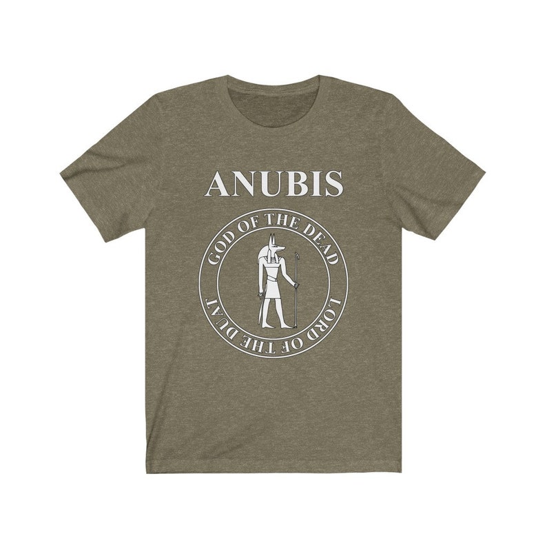 Op de afbeelding: Een groen T-shirt met een wit cirkelvormig ontwerp met de Egyptische god Anubis. De cirkel bevat de tekst "God van de Doden" en "Heer van de Duat".