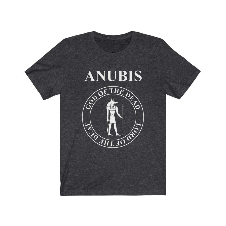 Op de afbeelding: Een donker grijs gem&ecirc;leerd t-shirt met een witte afbeelding van Anubis, de Egyptische god van de dood. De afbeelding bevat de tekst "Anubis, God van de Doden, Heer van de Duat".