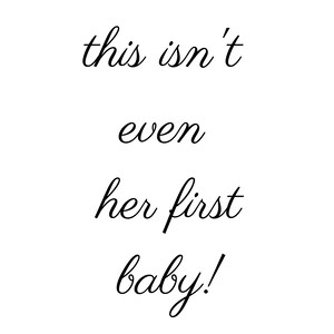Może przedstawiać: Czarno-biały tekst pisany kursywą, kt&oacute;ry brzmi "this isn't even her first baby!"