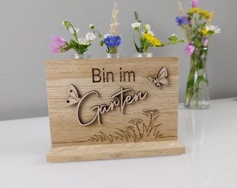 Holzschild "Bin im Garten" mit Blumen Wasserröhrchen im Schild