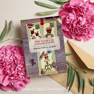 Puede incluir: Un libro titulado "GUÍA MAGICA DE INTERPRETACIÓN" con cartas del tarot, un imperdible rojo y dijes decorativos de metal. El libro está sobre una superficie de madera, con flores rosas y un sobre marrón en el fondo. El texto en el libro dice "Instant Digital Dowload PDF".
