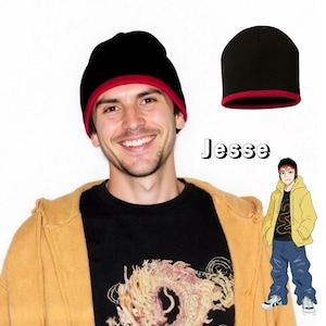 Puede incluir: Gorro negro con borde rojo. La imagen también incluye una ilustración de dibujos animados de un personaje que lleva un sombrero similar y el nombre "Jesse".