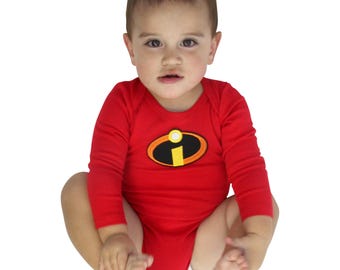 Gör-det-själv-Cosplay-idé för babyhjälten med röd mjuk bomullsbody med lång ärm