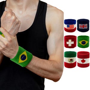 Puede incluir: Una persona lleva una muñequera verde con un diseño amarillo y azul. También se ven muñequeras adicionales con las banderas de Estados Unidos, Reino Unido, Suiza, Brasil, México y Canadá.