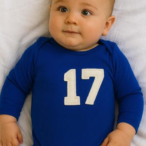 Disfraz de béisbol o superhéroe para bebé hecho en casa: body/camiseta azul de algodón suave (el número o parche de fieltro no está incluido).
