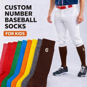 Op de afbeelding: Op maat gemaakte honkbal sokken met nummer voor kinderen in verschillende kleuren, waaronder rood, oranje, geel en bruin. De bruine sokken hebben het nummer 6. De afbeelding toont ook een persoon die een witte honkbalbroek en donkerblauwe sneakers draagt.