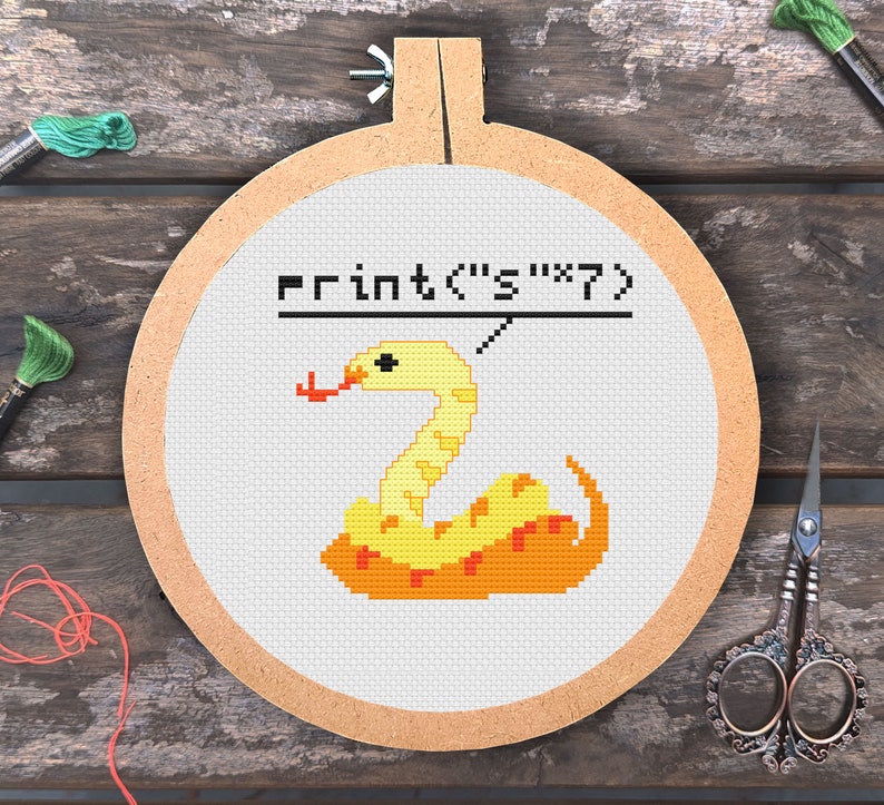 Op de afbeelding: Een borduurring met een kruissteek met een gele slang met oranje markeringen en de tekst "print('s' * 7)" erboven.