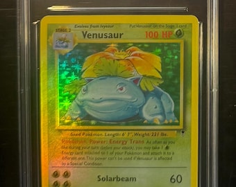 Este anuncio corresponde a una versión de exhibición proxy de la tarjeta holográfica Venusaur IPSA 10 de 1999 (reimpresión de arte vintage).