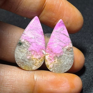 Naturliga rosa kobaltkalcit-cabochoner, matchande päronpar (26 x 14 mm, 23,80 ct) bild 5