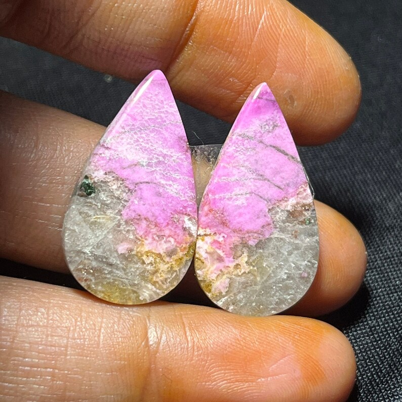 Naturliga rosa kobaltkalcit-cabochoner, matchande päronpar (26 x 14 mm, 23,80 ct) bild 5
