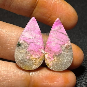 Naturliga rosa kobaltkalcit-cabochoner, matchande päronpar (26 x 14 mm, 23,80 ct) bild 1