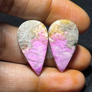 Naturliga rosa kobaltkalcit-cabochoner, matchande päronpar (26 x 14 mm, 23,80 ct) bild 3