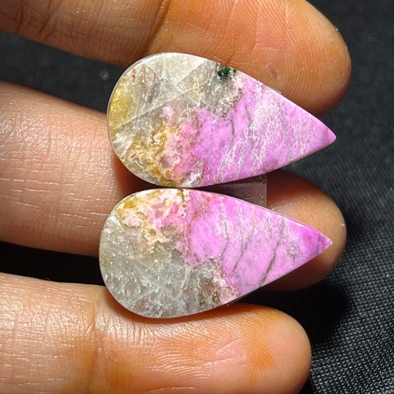 Naturliga rosa kobaltkalcit-cabochoner, matchande päronpar (26 x 14 mm, 23,80 ct) bild 4