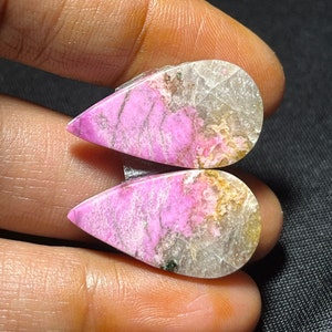 Naturliga rosa kobaltkalcit-cabochoner, matchande päronpar (26 x 14 mm, 23,80 ct) bild 2