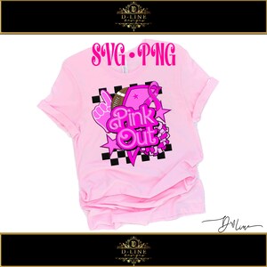 K&ouml;nnte beinhalten: Pink Out Design auf einem rosafarbenen T-Shirt mit einem Football, einem rosa Band, einem Stern und einem Cheerleader-Pompon.
