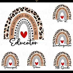 Può includere: Un set di cinque design digitali che presentano un arcobaleno con uno sfondo a stampa leopardata. Ogni design include il testo "Making a difference one child at a time" e un diverso titolo di lavoro: Educatore, Pre-K, Scuola materna, Preside e 5a elementare.