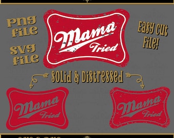 Könnte beinhalten: Ein rot-weißes Grafikdesign mit den Worten "Mama Tried" in einem Used-Look. Das Bild enthält den Text "PNG" und "SVG" sowie andere Textelemente und ist wahrscheinlich eine digitale Designdatei.