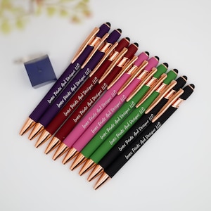 Pu&ograve; includere: Dieci penne con dettagli in oro rosa e una punta a stilo. Ogni penna &egrave; di un colore diverso: viola, bordeaux, rosa, verde, nero, verde scuro, rosa, bordeaux, viola e nero. Le penne sono incise con il testo "Loves Prints And Designs LLC".
