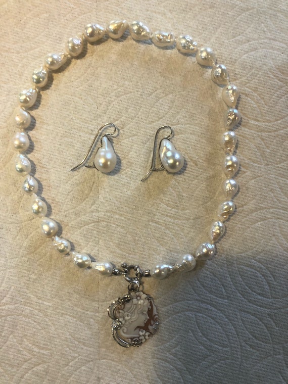 Authentic large drop pearl necklace and large baro