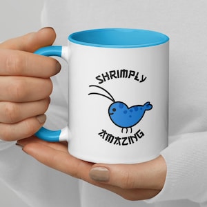 &quot;Camarones Asombrosos&quot; - Taza con un divertido juego de palabras sobre camarones e ilustración de un camarón azul