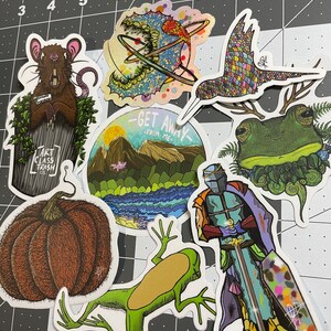 Pacote com 2 adesivos atípicos | Arte exclusiva desenhada à mão | Variedade caprichosa | Artista | Adesivo fofo para laptop | Presentes para até 5 anos | Pacote com 8 adesivos resistentes à água