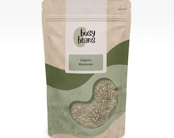 Può includere: Una busta stand-up di maggiorana biologica di Busy Beans. La confezione è beige con forme ondulate verdi astratte e una finestra trasparente a forma di fagiolo che rivela l'erba secca verde. L'etichetta riporta il testo Busy Beans e Organic Marjoram.