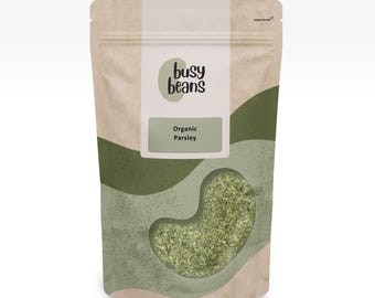 Puede incluir: Un paquete de perejil orgánico de Busy Beans. La bolsa es de color beige con una ventana transparente que muestra el perejil verde. La etiqueta dice "Organic Parsley". La bolsa tiene una parte superior resellable.