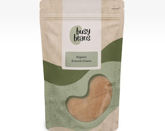 Può includere: Una confezione di chiodi di garofano macinati biologici. La confezione beige presenta una finestra trasparente che mostra il prodotto. L'etichetta bianca e verde riporta la scritta "busy beans" e "Organic Ground Cloves".