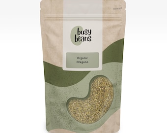 Puede incluir: Un paquete de orégano orgánico de Busy Beans. La bolsa es de color beige con una ventana transparente que muestra la hierba seca. La etiqueta dice "Organic Oregano" en texto blanco sobre un fondo verde. La parte superior de la bolsa tiene una franja blanca.