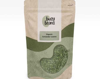 Può includere: Una confezione di foglie di coriandolo biologico di Busy Beans. La busta è beige con una finestra trasparente che mostra le foglie verdi. Il logo del marchio è verde e il testo "Organic Coriander Leaves" è stampato.