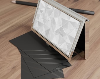 Tarjetero metálico con facetas geométricas plateadas