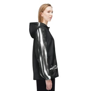 Czarna minimalistyczna kurtka wiatrówka z kapturem | Lekka odzież wierzchnia zapinana na zamek