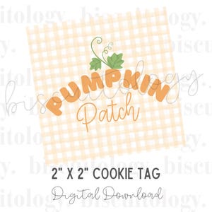 Może przedstawiać: Cyfrowy plik do pobrania z etykietą na ciasteczka o wymiarach 5 cm x 5 cm, przedstawiającą motyw dyni na tle w kratkę. Tekst "PUMPKIN Patch" jest pomarańczowy z zielonym łodygą i liśćmi.
